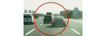 【拍客】越野车高速上连变3道逼停8车 野蛮开车险酿车祸