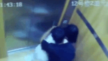 监拍年轻女子电梯内 遭猥琐男扑倒