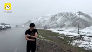 青海六月飞雪 穿短袖游客边发抖边拍雪景