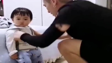 萌娃：小情人初次学走路，还没走两步，她爹的反应