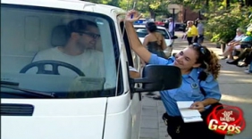 街头恶搞：“帅”司机差点凭外形被免开罚单