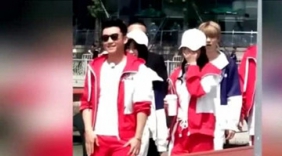 杨幂录制《跑男》和Baby形影不离 小姐妹并肩同行咬耳朵