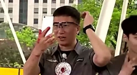 男人帮谎报年龄忙自拍 张艺兴被PK