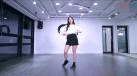 白衣美女舞蹈室独自跳舞，好美