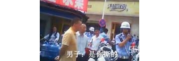 【拍客】违停男子恐吓交警，眼镜男一旁煽风点火