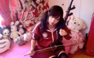 【拍客】全程看脸！萌妹纸还会弹二胡