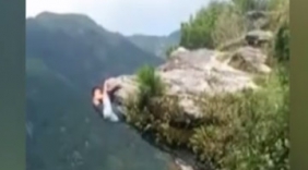 险! 作死小伙挂悬崖边做引体向上