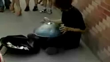 牛人绝活 街头艺人破锅打出天籁之音