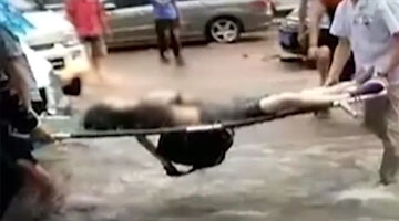 女孩洪流中牵老人过马路不幸溺亡 老人被逼下跪道歉