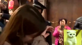 帅小伙唱《情非得已》旁边女友感动不已！