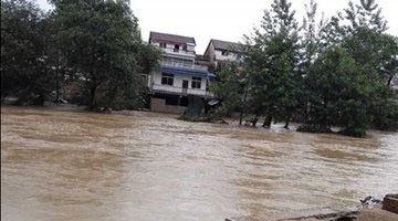 暴雨来袭：湖北麻城——1吨炸药爆破 响鼓墩水库泄洪