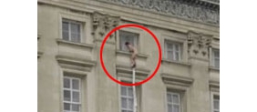 【拍客】实拍白金汉宫惊现裸男翻窗摔落