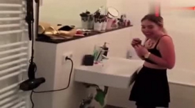 老外恶搞女朋友，心疼美女，奇怪的是这俩人怎么还没分