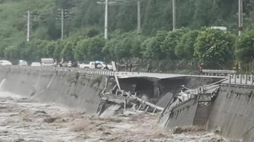 实拍暴雨致国道351线塌陷中断瞬间：路基悬空，路面连续塌陷
