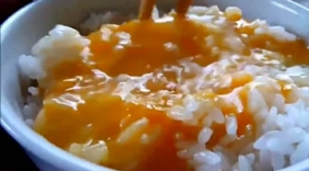 牛人懒得做菜，往米饭上随手打了两个生鸡蛋，搅拌起来就开吃了