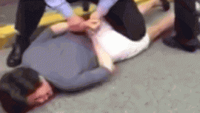 实拍女子撒泼猛踹民警裆部