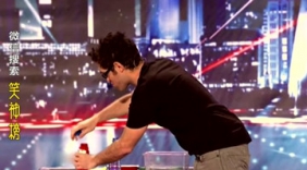 请勿模仿！美国牛人活吞非洲帝王蝎