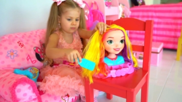 萌娃小可爱收到了好多有趣的玩具！小家伙打算用它们开一家美容院，可真是会玩呢！