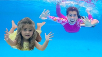 超好玩，萌娃小萝莉怎么带小正太去海边游泳？可是找到什么宝藏？儿童亲子益智趣味游戏玩具故事