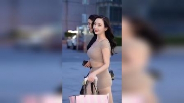 街拍好看的女人身边有一个更好看的闺蜜，本来我不信，现在我信了