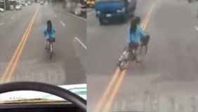 【拍客】奇葩女骑自行车在机动车道上别汽车 作死新花样