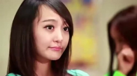 美女姐妹在舞蹈室排炼舞蹈，窗外围满了屌丝们观看