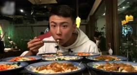 看健身型男吃八碗剔尖面，为啥就是吃不胖呢？