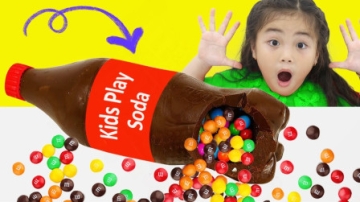 越看越奇怪，萌娃小萝莉的可乐怎么变成巧克力了？小正太做了什么？儿童早教启蒙益智玩具故事