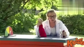 老外街头恶搞掰手腕放出屁