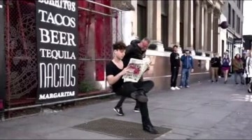 国外街头恶搞，这是一把隐形的椅子！