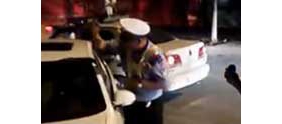 【拍客】司机被拦拒下车 东营交警用石头砸车