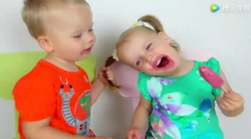 熊孩子：2个萌宝抢吃冰棍，那场景可爱至极！