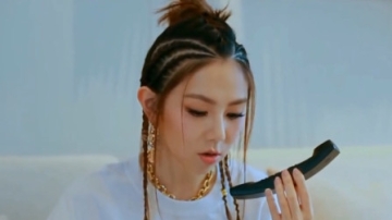 明星给粉丝打电话，邓紫棋被粉丝的语气吓到，张杰直接和粉丝视频