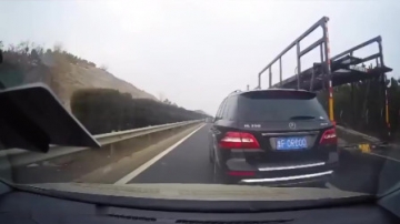 行车记录仪实拍：路怒症！开个奔驰高速上显摆什么，我往左打点方向，你哭都来不及！