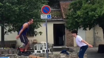 高手在民间，两个小伙把跷跷板玩出了新高度，太厉害了！