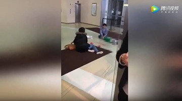 家长没抱住 天津两儿童从商场四楼坠亡