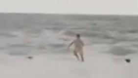 少年跳进巨浪里瞬间不见踪影 几秒后竟安全走出来