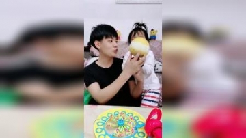 欢乐童年：爸爸这次给萌娃准备了什么好东西