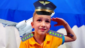 萌娃小可爱在儿童乐园里化身成为萌娃小警察，小家伙真是给乐于助人的好孩子呀！