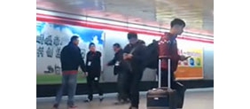 【拍客】上海数名男子冒充火车站人员查票劫客