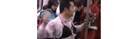 【拍客】男子地铁里跳骑马舞 被执法人员带走