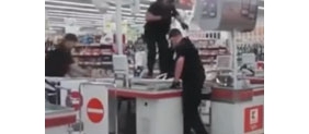 【拍客】波兰一嗑药男超市爬高捣乱 结果摔惨了