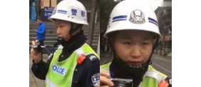 【拍客】你没执法权还敢看我驾驶证？ 成都再现违章司机质问协警