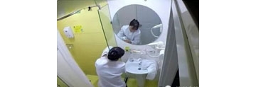 【拍客】连锁酒店用客房浴巾擦马桶 记者暗访