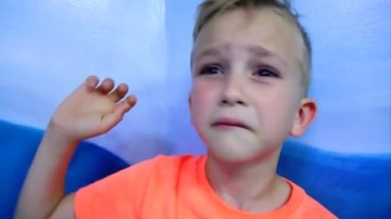 萌娃小可爱：小正太怎么会在瓶子里呢？好神奇啊，亲子益智玩具儿童乐园