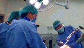 目瞪口呆！实拍医生拆除病人体内钢条 场面像在修车