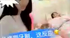 大姐这样恶搞亲妹妹，笑岔气了