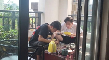 被朋友恶搞，瞬间变成蓝精灵