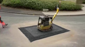 实拍换井盖的过程，这么大的井口，要是掉进去咋办？