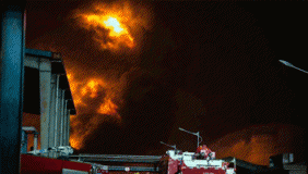 江苏靖江化工厂大火燃烧近15小时未灭